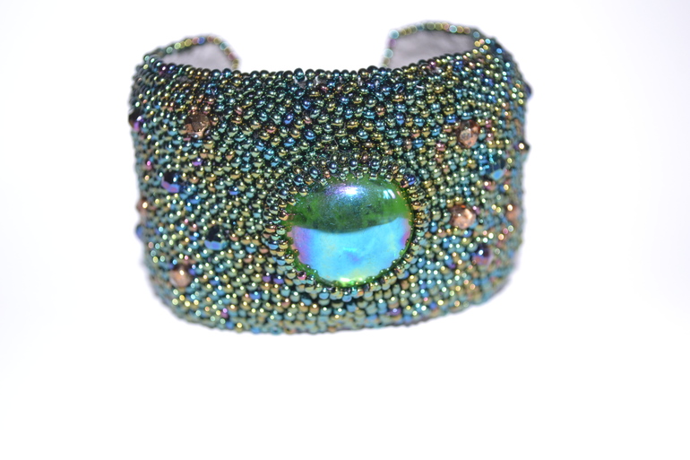 Браслеты, вышитые бисером.