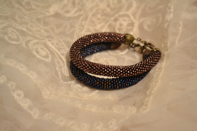 Два вязанных браслета.