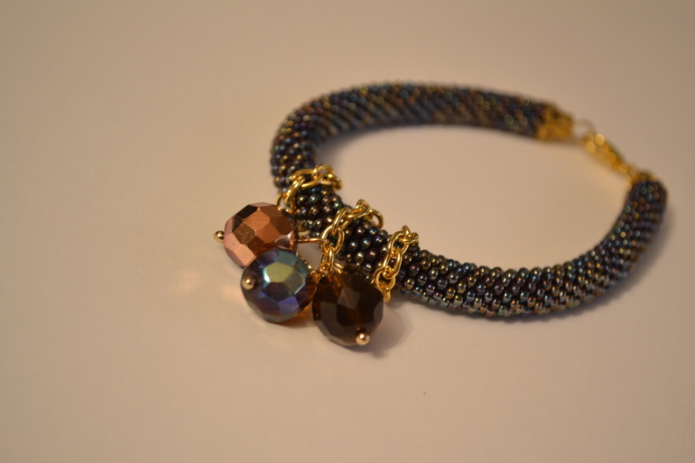 Вязанный браслет.