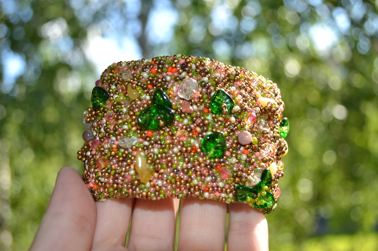 Браслеты, вышитые бисером.