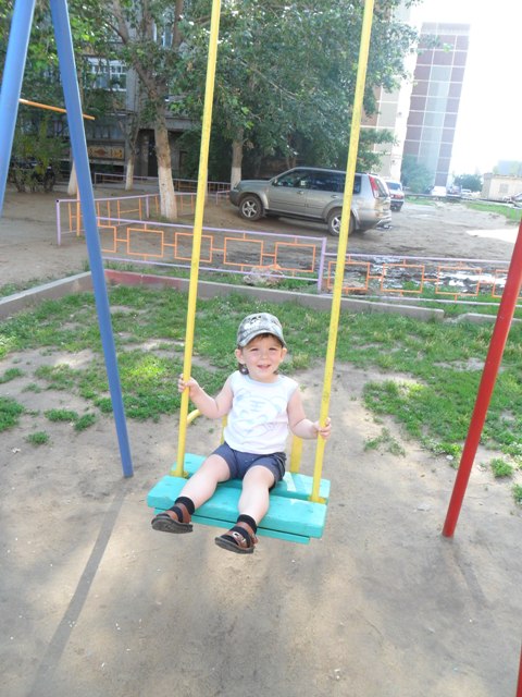 Коллаж "На детской площадке"