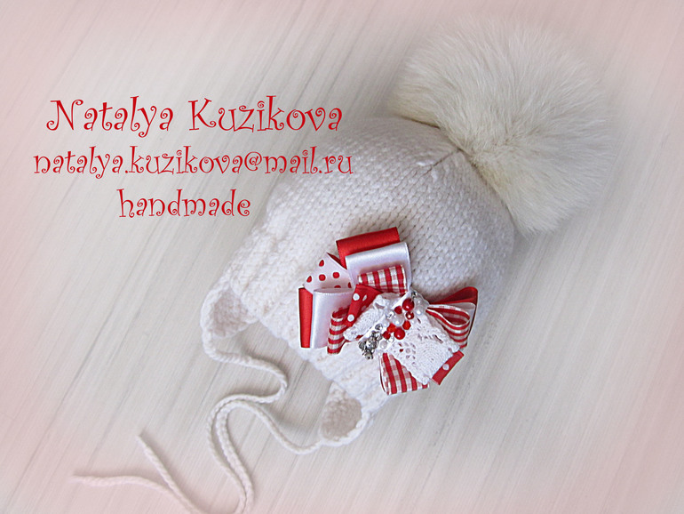 Шапочка с меховым помпоном и красным бантиком