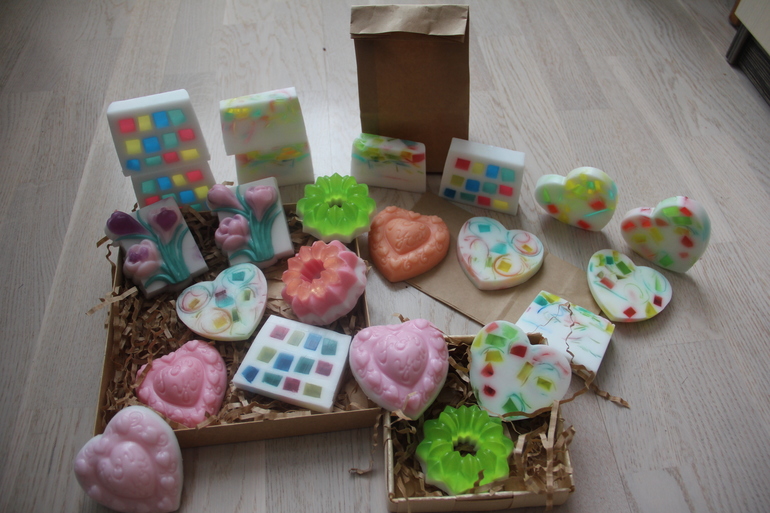 Фигуры из шаров, букеты из конфет, мыло ручной работы