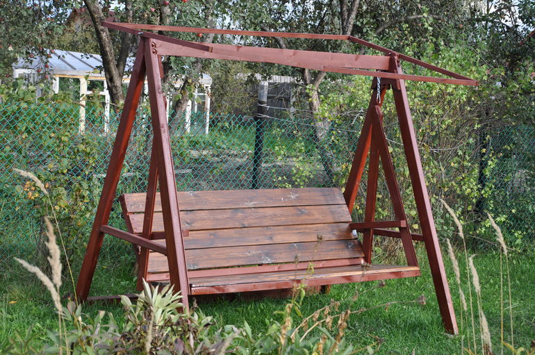 Еще одна работа мужа, дачные качели.