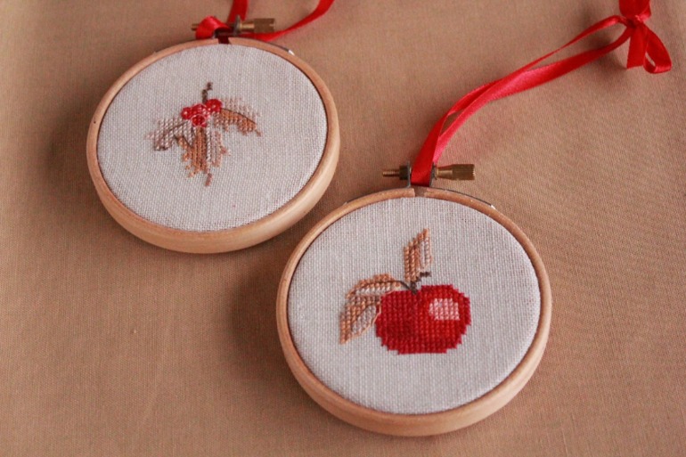 Игрушки на елку в стиле hoop-art