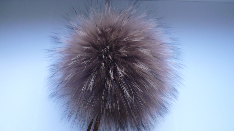 Меховые помпоны на любой вкус! Песец, Енот, Кролик.