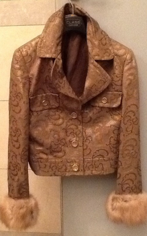 Костюм Blumarine б/у с рукавами отделка соболем 7900р