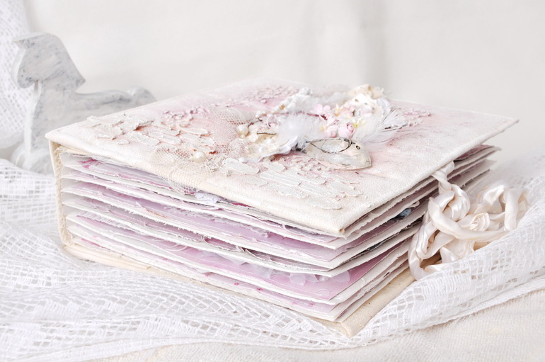 Альбом с детскими фото в стиле Шебби