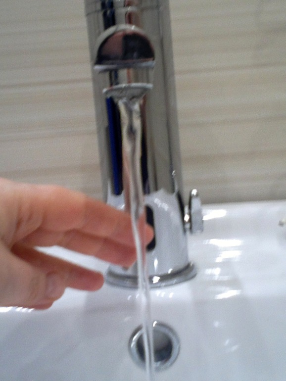 Бесконтактный смеситель в ванной