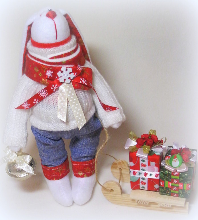 Зайка с подарками.......=)