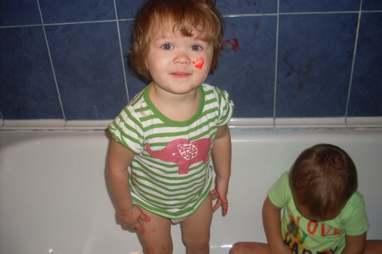 Чем тише дети, тем страшнее заходить в комнату!!