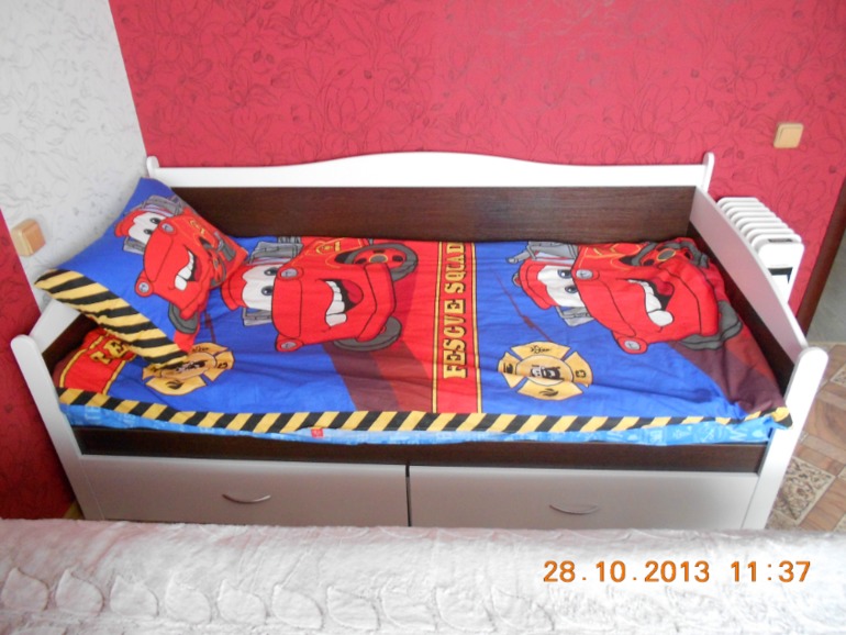 Поставили кровать сыночку.
