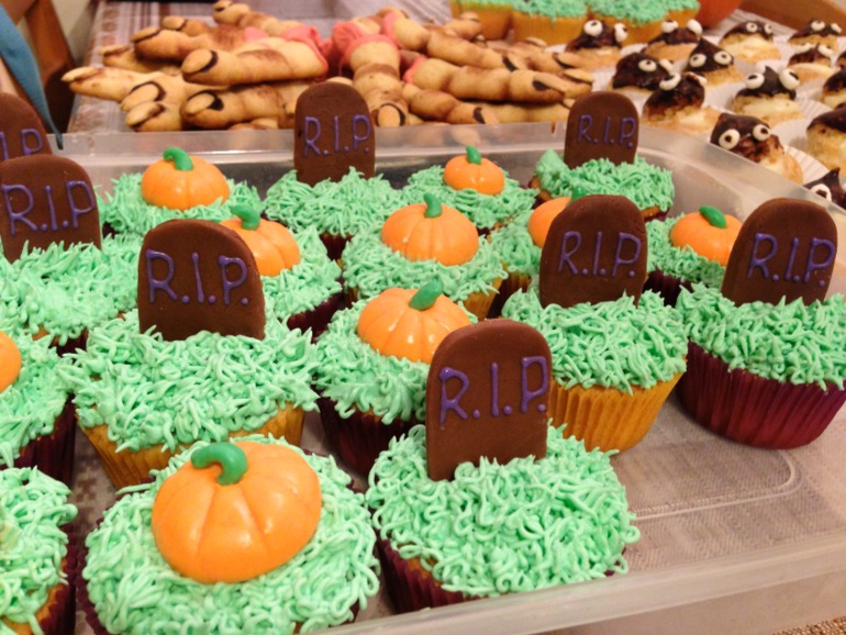 Страненько, но вкусно. Печенье, эклеры и капы