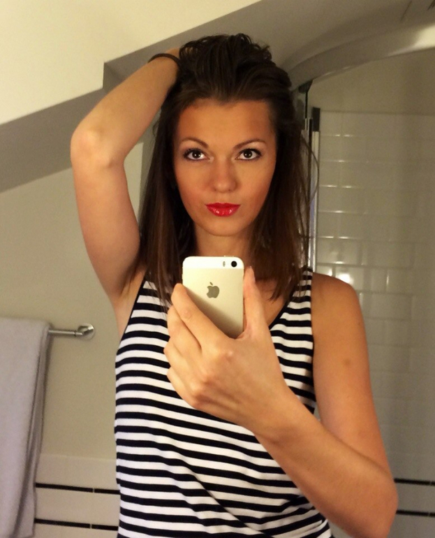 foto-bryunetka-v-polosatoy