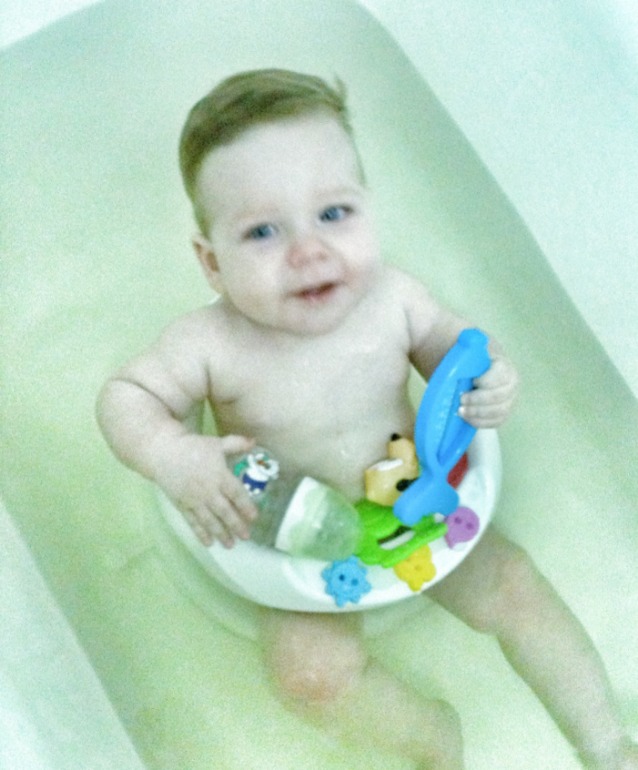 встал в кроватке)