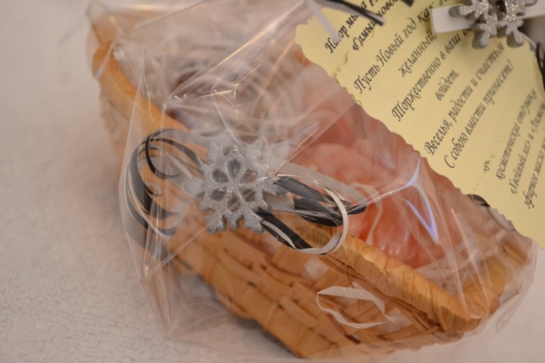 Новогоднего чуток.