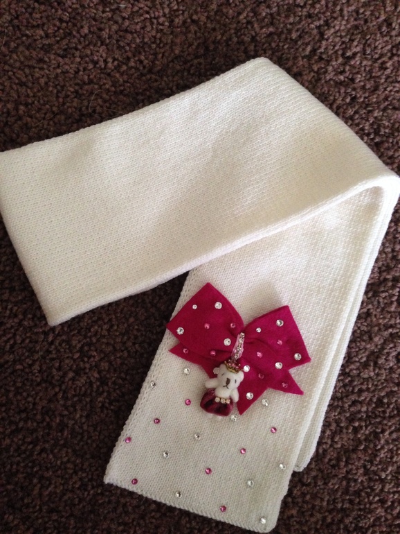 Комплект необыкновенной красоты,новый-шапочка+шарфик,почта цена-4100 руб.