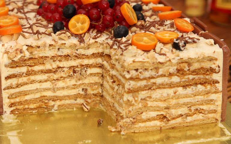 Просто медовик, просто к чаю :о)