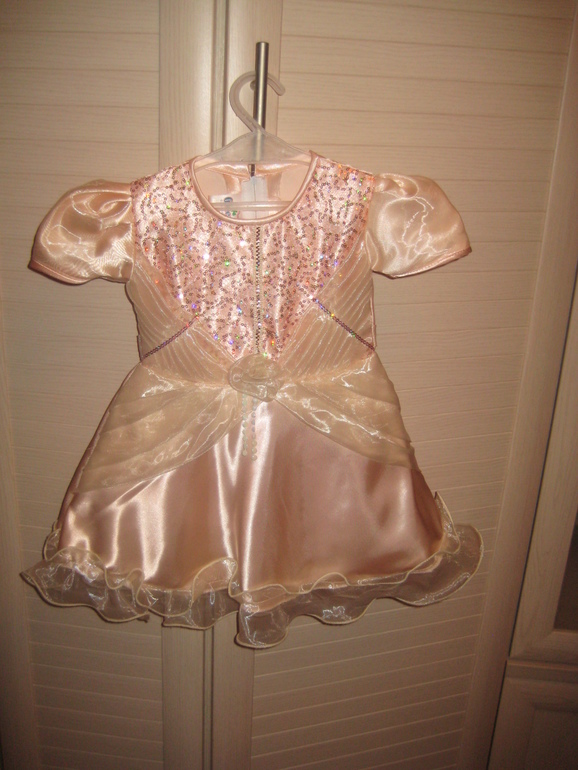 Нарядное платье для девочки на 1-1,5года.