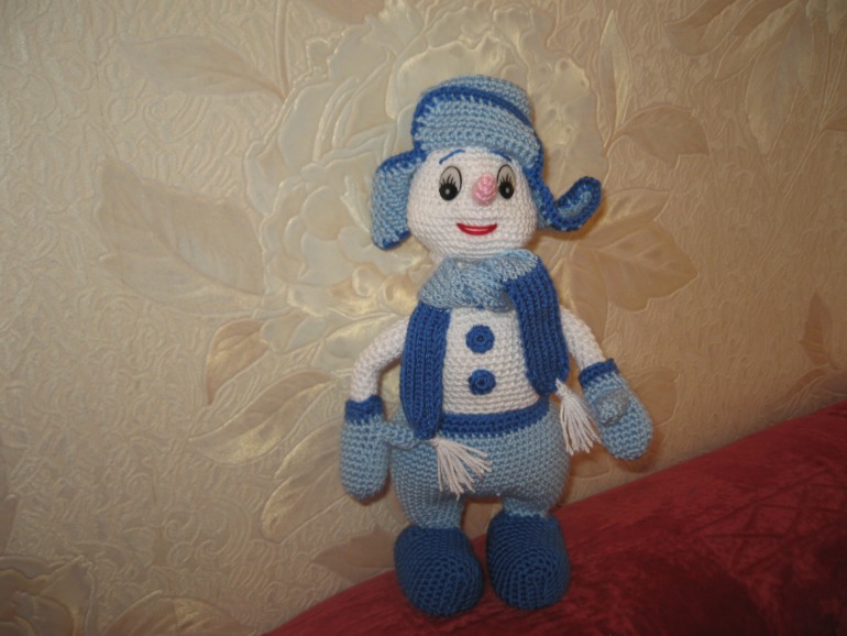 Снеговик и креативная елочка.