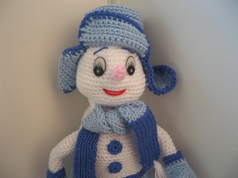 Снеговик и креативная елочка.