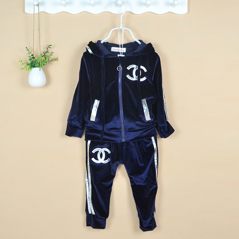 Одежда для девочек:комплекты, костюмы,платья в наличии новые.