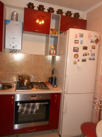 Маленькие кухни дизайн фото с холодильником и газовой колонкой