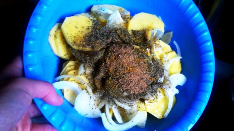 Запеченая рыба с картофелем в пряных травках