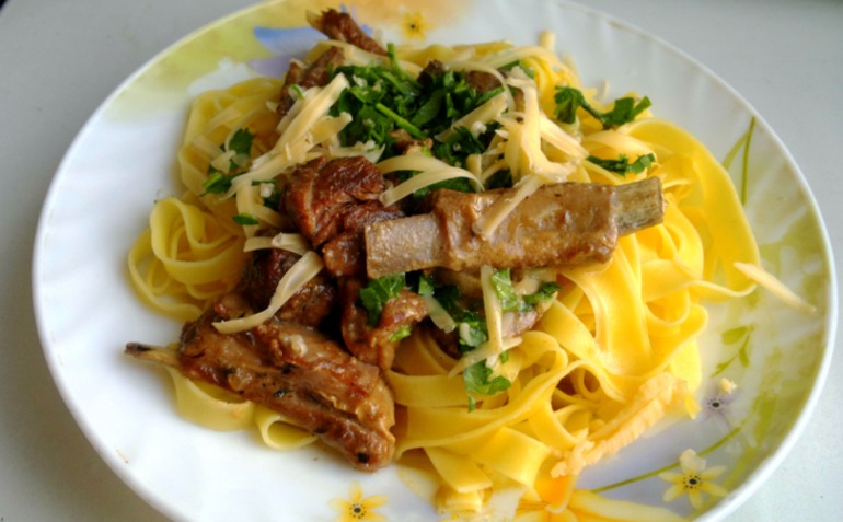 Паста с ароматной бараниной в сливочно-винном соусе