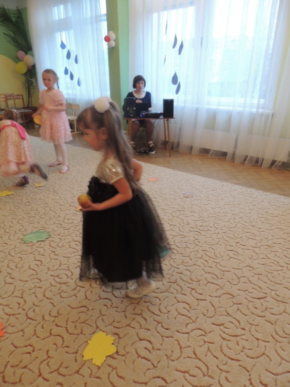 платье ооочень пышное р-р4-5лет б/у 1раз