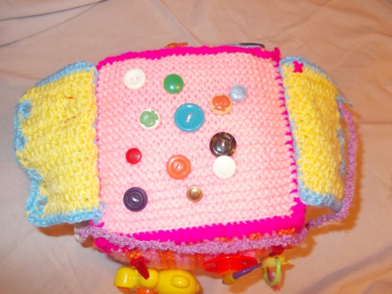 Вязанный развивающий кубик)