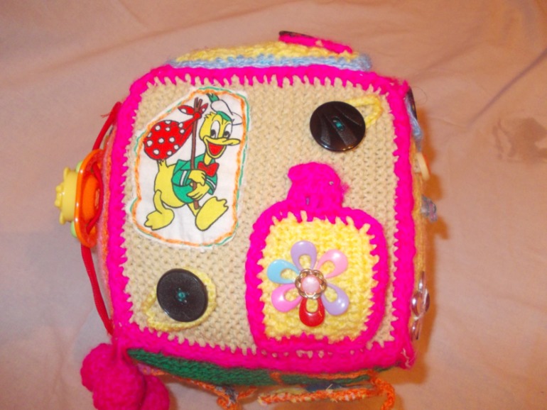 Вязанный развивающий кубик)