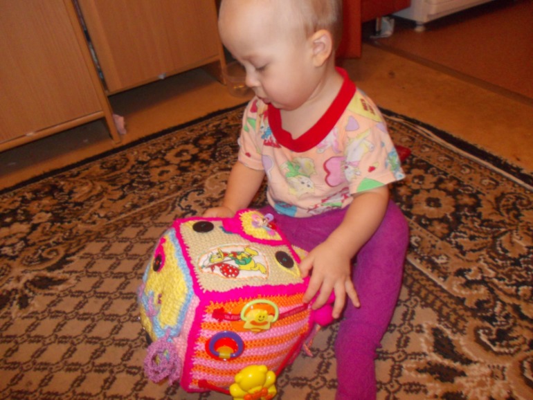 Вязанный развивающий кубик)