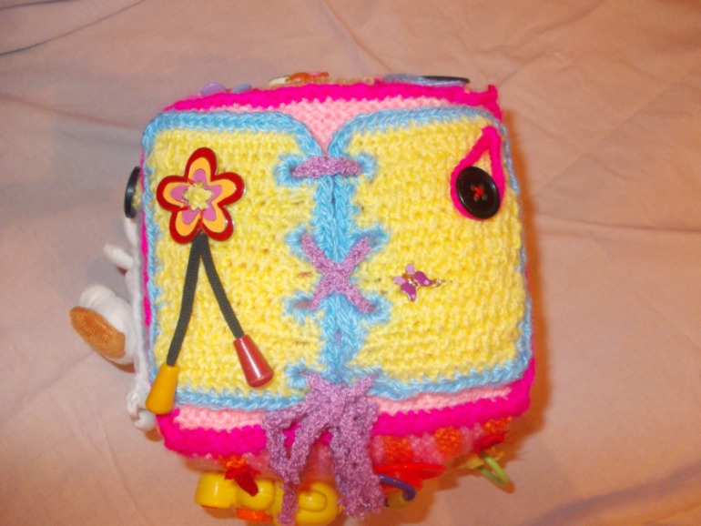 Вязанный развивающий кубик)