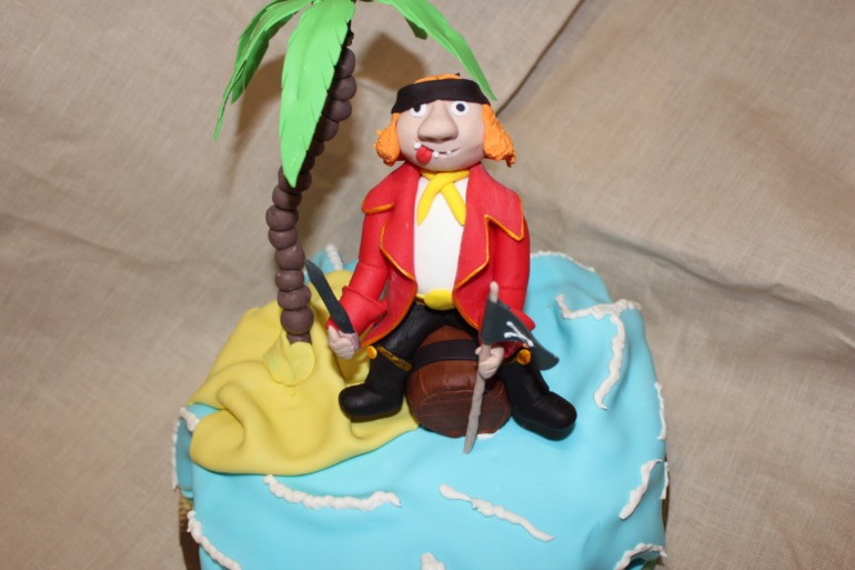 Пират! Дизайн не мой. Внутри бисквит, сметанный крем , клубника и банан.