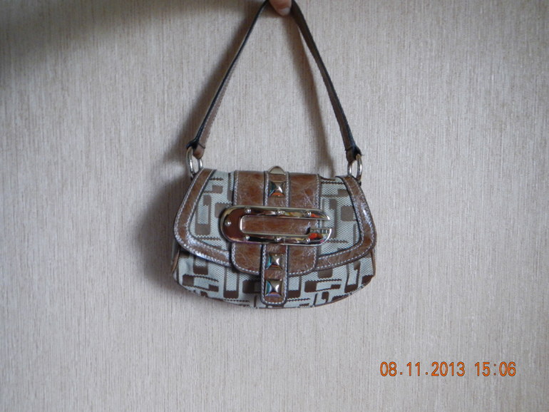Сумка фирмы Guess, 1500 руб