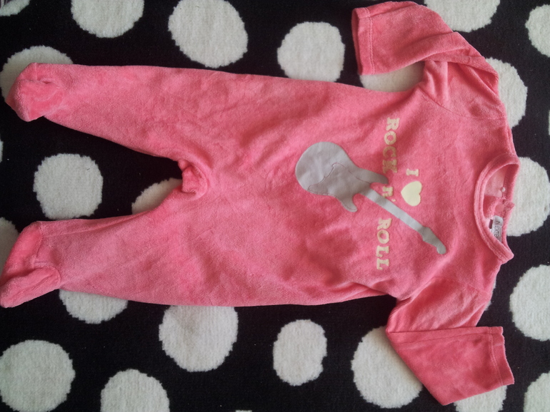 одежда на возраст 0-3 месяца и 3-6 мес.Максимум 100 рублей.Могу отправить почтой