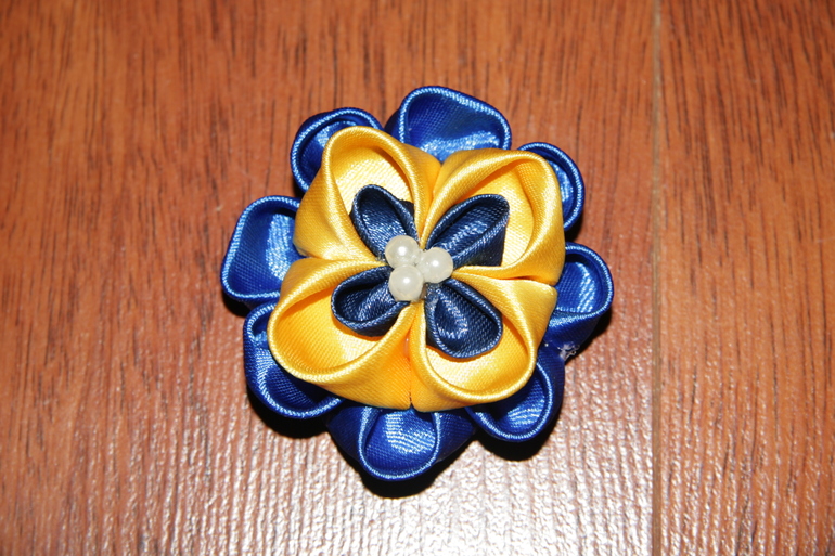 Мои первые цветочки канзаши.