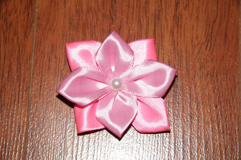 Мои первые цветочки канзаши.