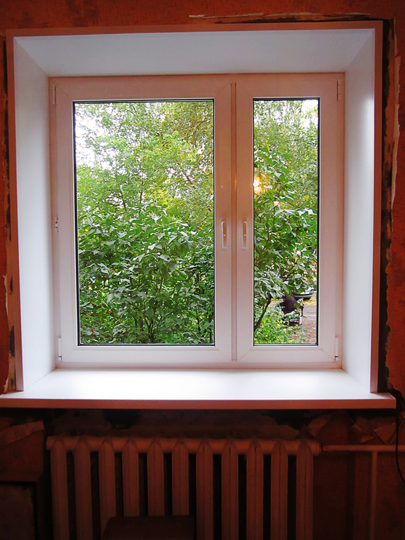 Установка окна в старом кирпичном доме.