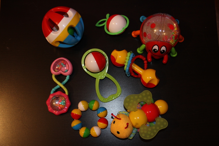 Наши игрушки в 8 месяцев)