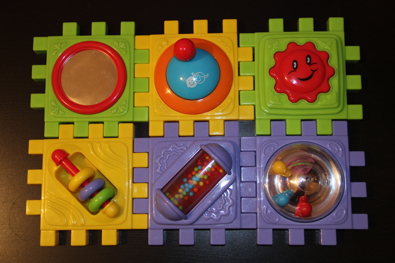 Наши игрушки в 8 месяцев)