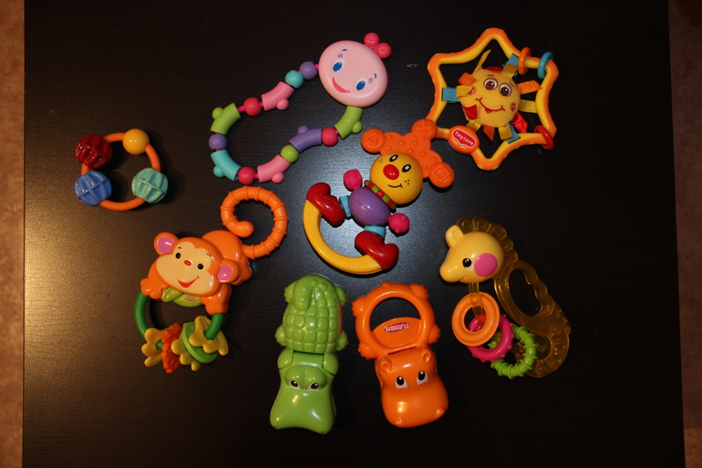 Наши игрушки в 8 месяцев)