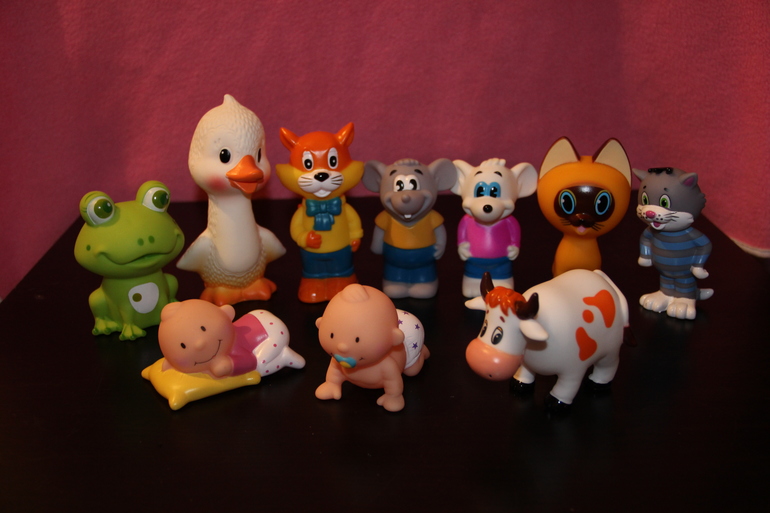 Наши игрушки в 8 месяцев)