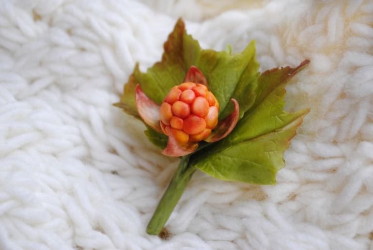 Две брошки-ягодки