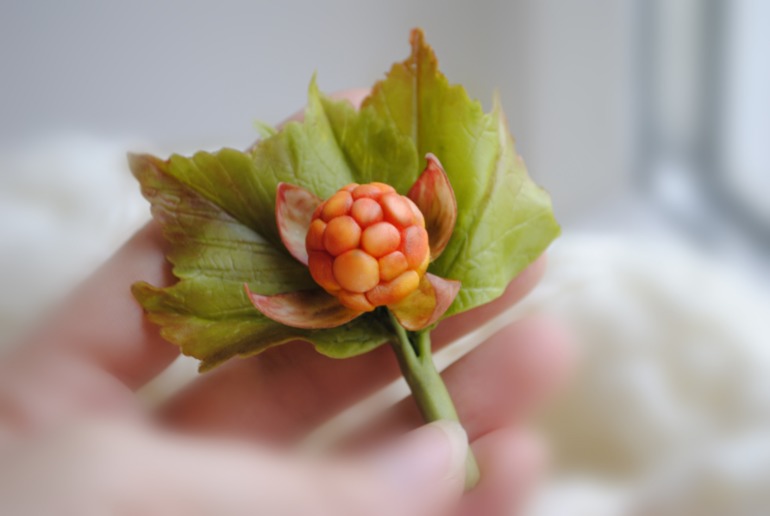 Две брошки-ягодки