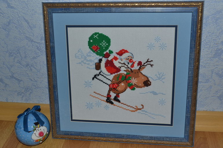 Новый год к нам мчится... А вот и главный герой...