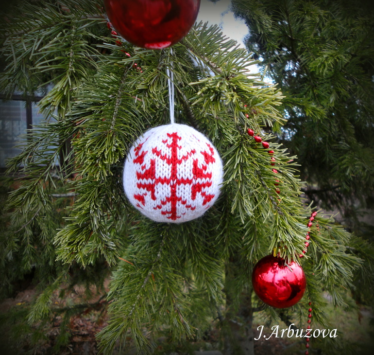 Вязаный елочный шар.