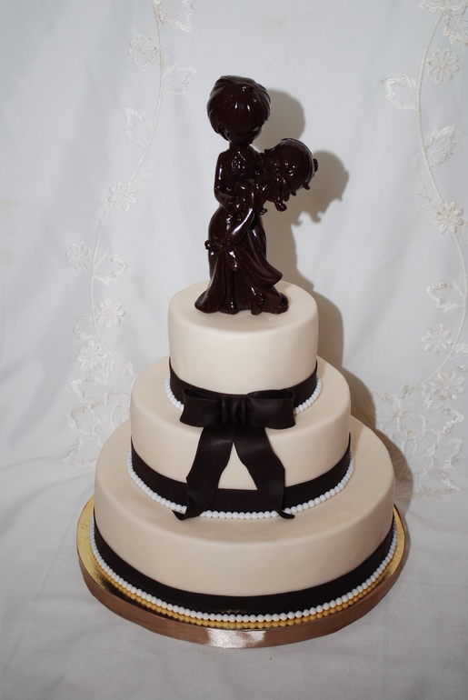 Свадебный торт с шоколадной фигуркой