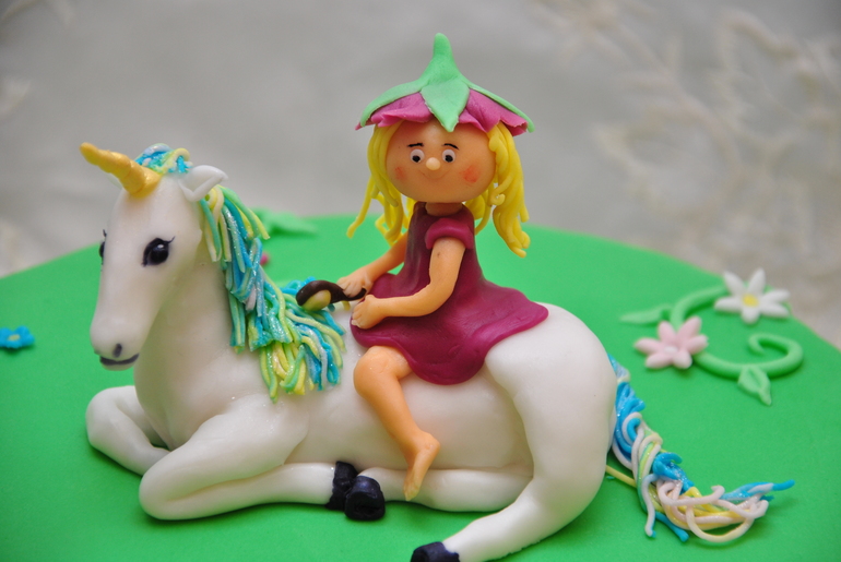 Цветочек на единороге и пару детских